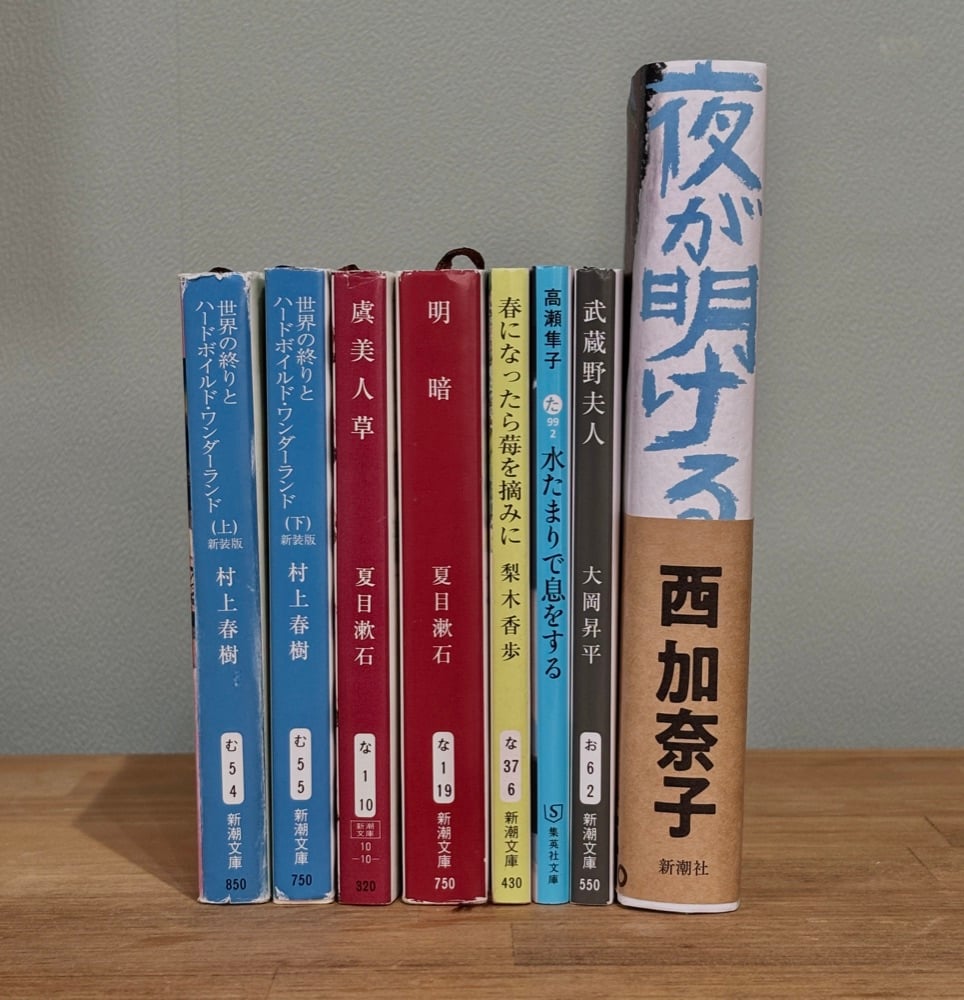 本棚に並んだ文庫本。撮影するとまとめて登録できる